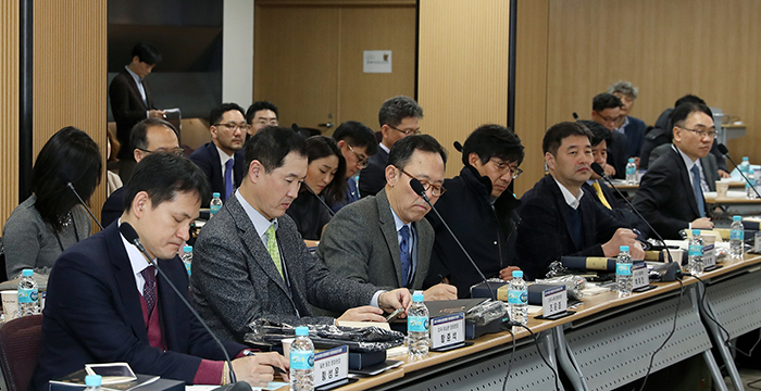 The heads of KCCs abroad on Feb. 11 take notes while listening to exemplary case studies from last year on the opening day of their annual meeting at Seoul’s National Museum of Korean Contemporary History.